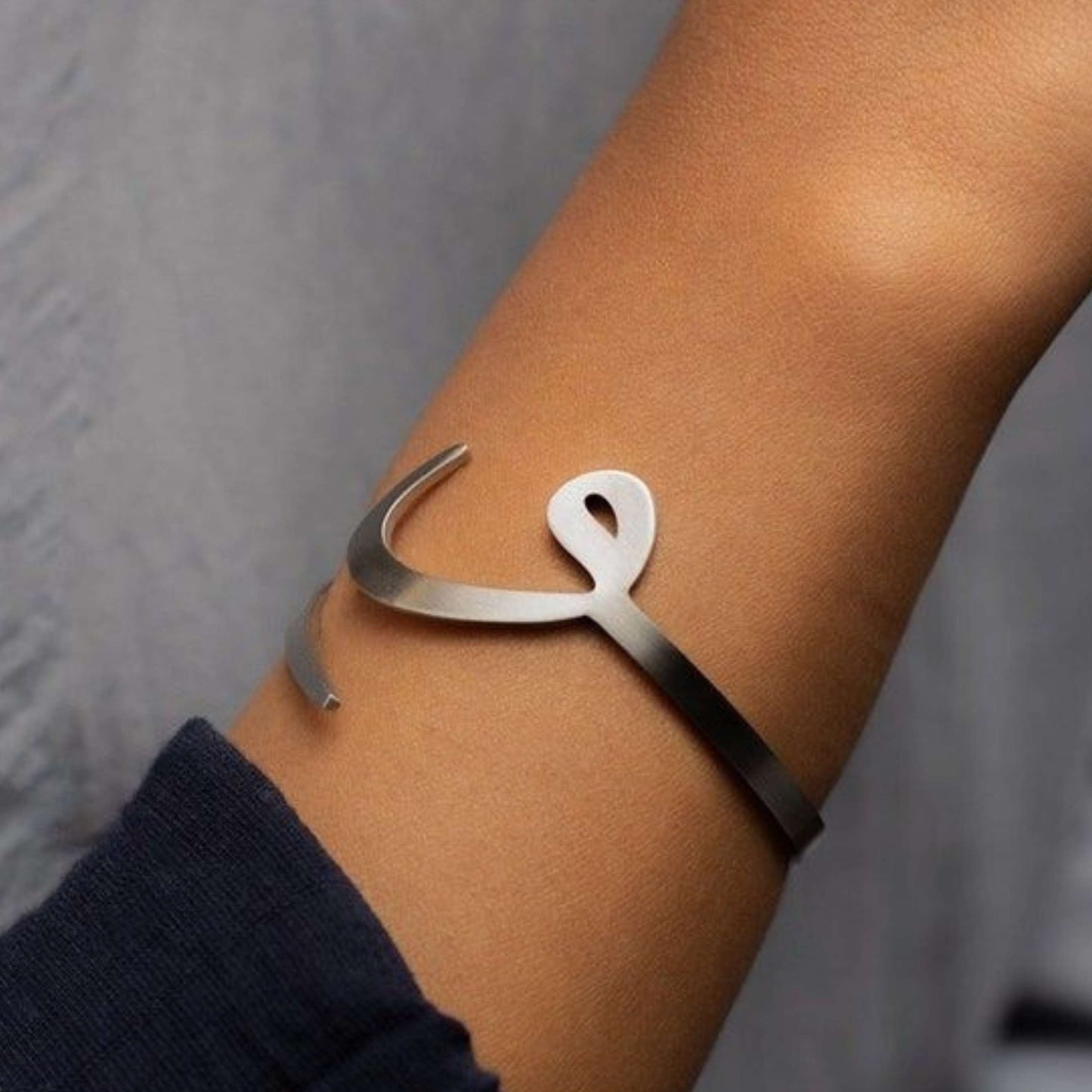 Personalised Arabic Alphabet Bangle – Elegant & Meaningful