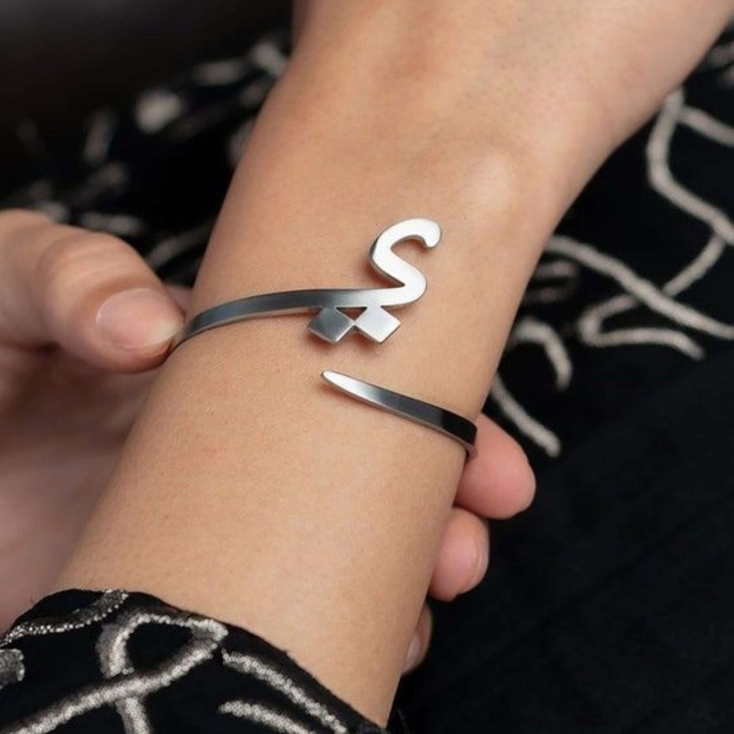 Personalised Arabic Alphabet Bangle – Elegant & Meaningful