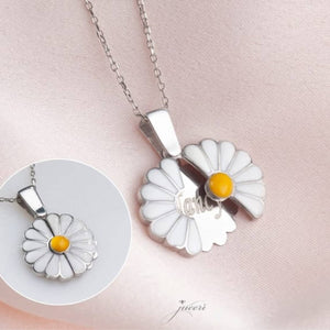 The Blooming Secret – Personalized Daisy Locket"