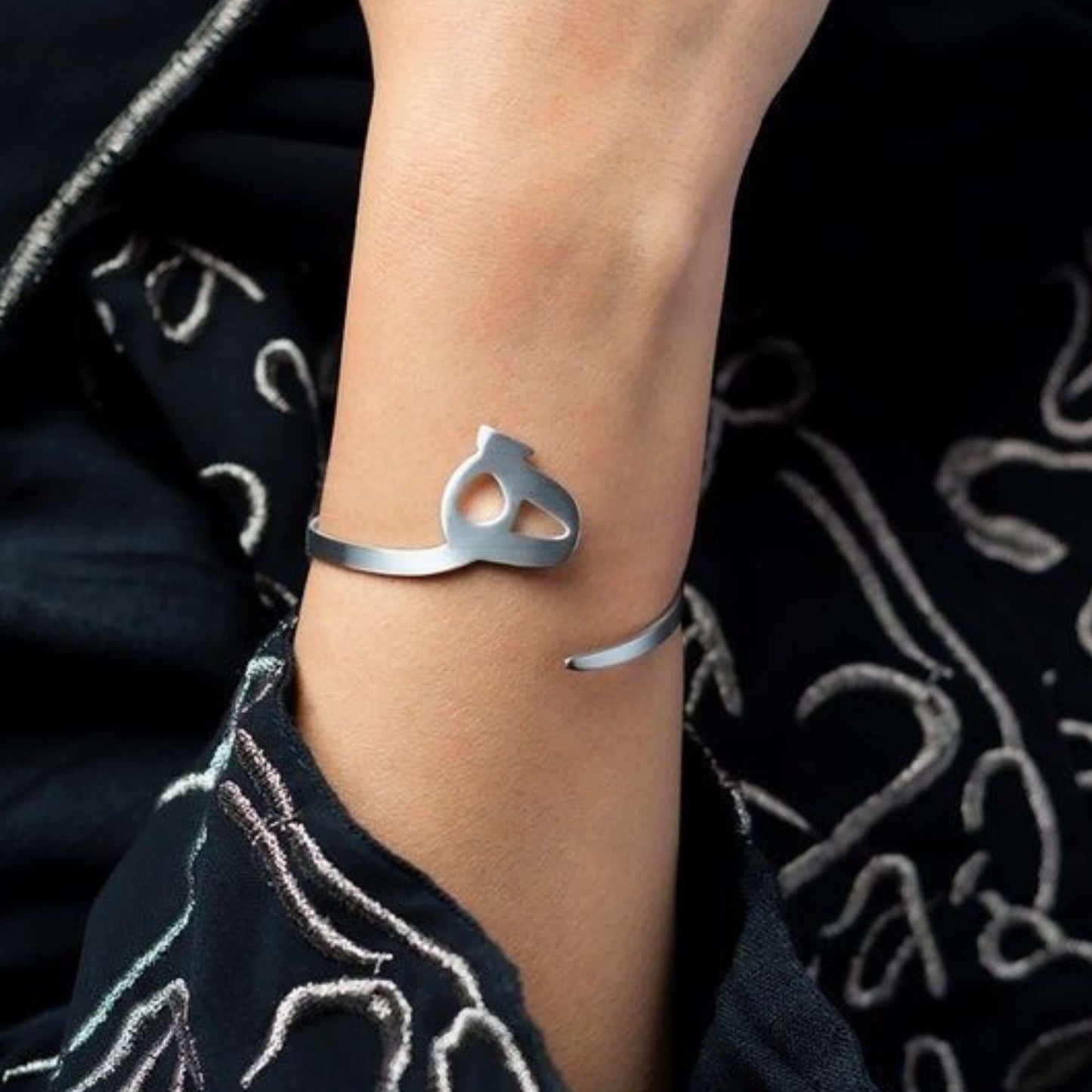 Personalised Arabic Alphabet Bangle – Elegant & Meaningful